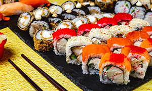 多种口味的寿司卷特写摄影高清图片
