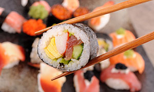 复合口味的寿司卷特写摄影高清图片