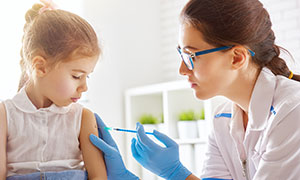 淡定接种疫苗注射的小女孩高清图片
