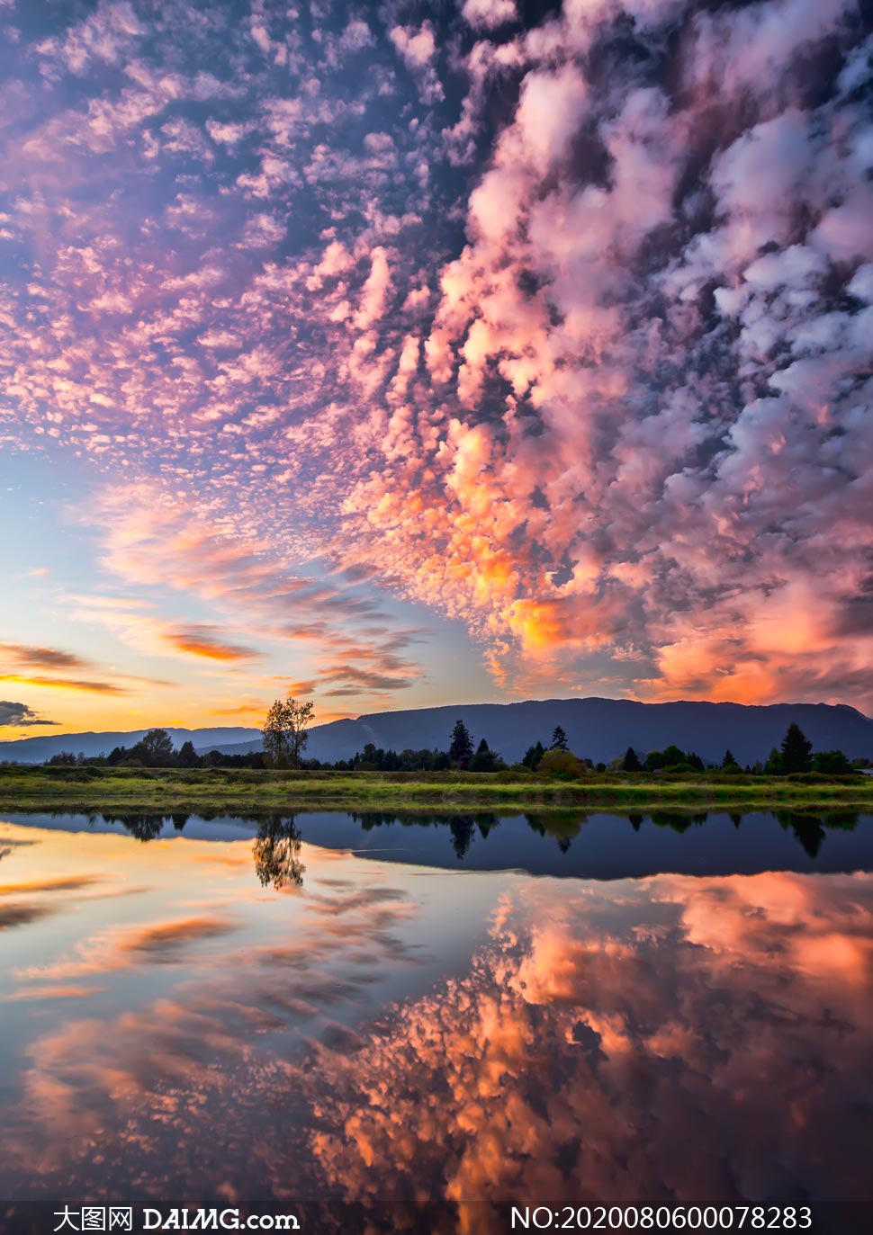 傍晚美丽的彩云和湖泊倒影摄影图片