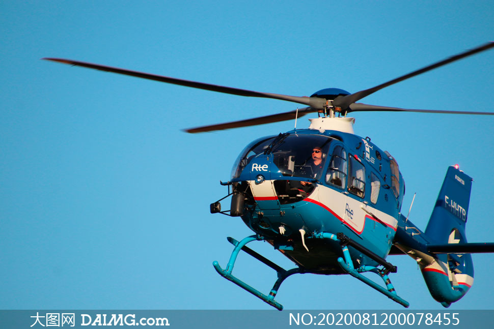 空中飞行的蓝色直升机高清摄影图片