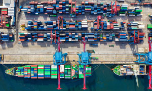 繁忙作业的港口集装箱码头高清图片