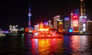 黄浦江之上的炫丽游船摄影高清图片