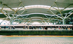 列车与准备乘车的�旅客摄影高清图片