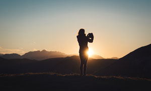 群山與快要下山的夕陽(yáng)攝影高清圖片