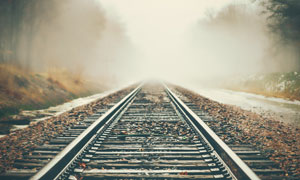 浓雾中的铁路轨道风光摄影高清图片
