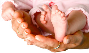 双手捧着可爱的婴儿脚丫摄影图片