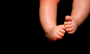 伸出來的嬰兒小腳丫攝影圖片