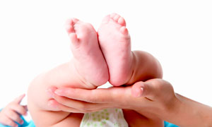 手托起的嬰兒腳丫攝影圖片