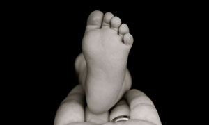 黑白風格的嬰兒腳丫攝影圖片