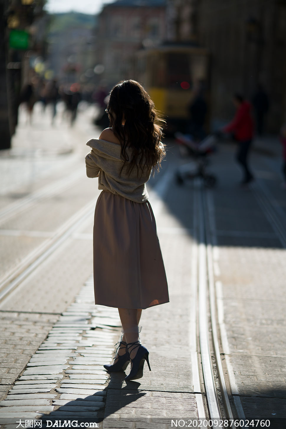 街道上的长发美女背影摄影原片素材