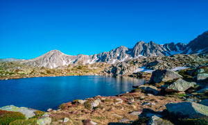 藍天下山中美麗的湖泊高清攝影圖片