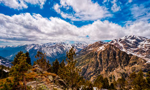 藍(lán)天白云下的雪山山頂景觀攝影圖片