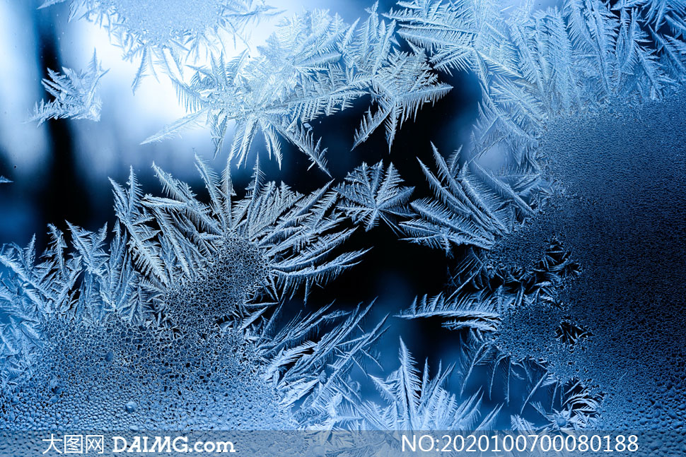冬季玻璃上的冰霜效果摄影图片
