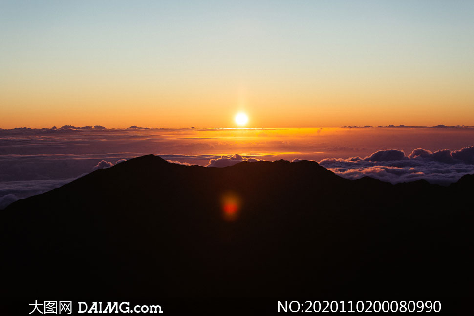 夕阳下的山顶云海美景摄影图片