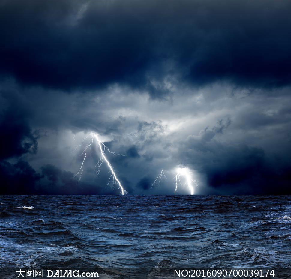 大海中暴风雨和闪电摄影图片