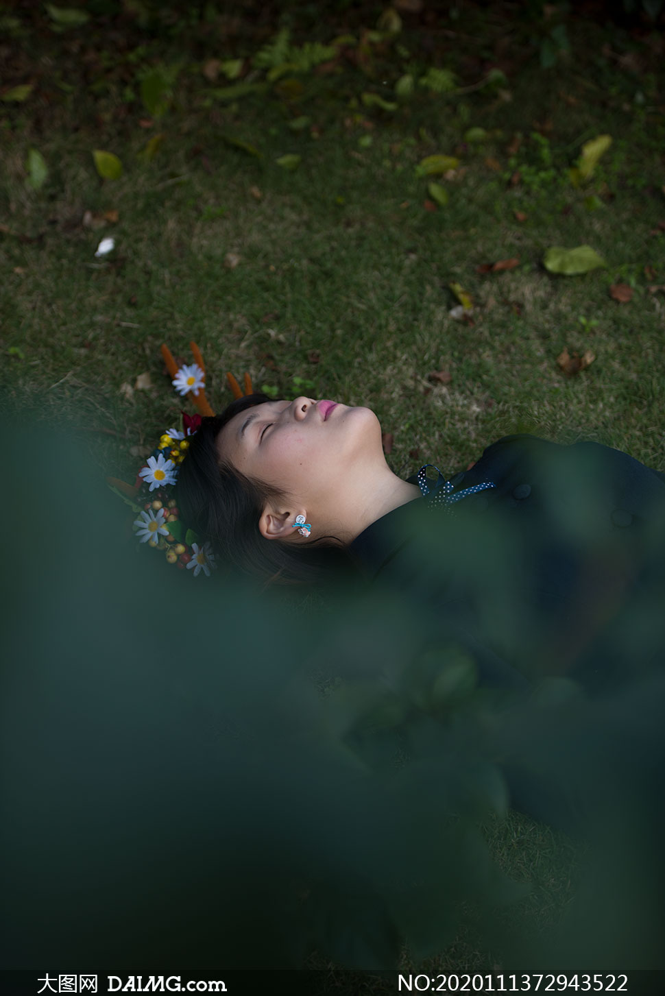 放松自己躺在草地上的美女外景原片