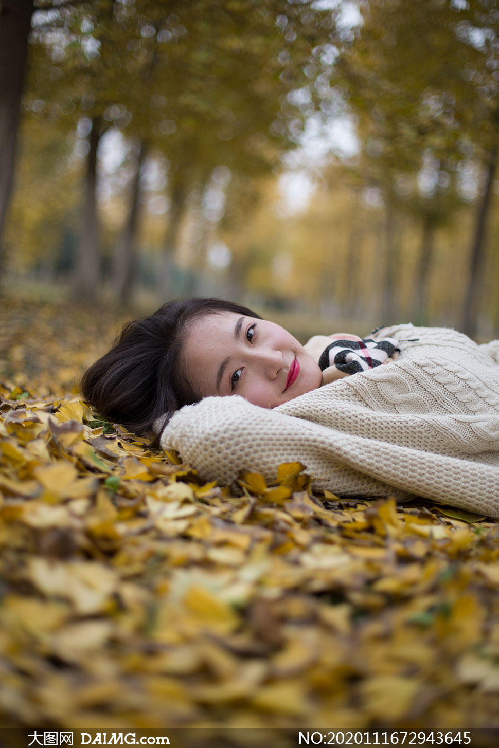 躺在落叶上的秋装美女摄影高清原片