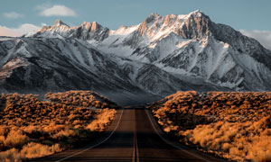 雪山下的公路美景高清攝影圖片