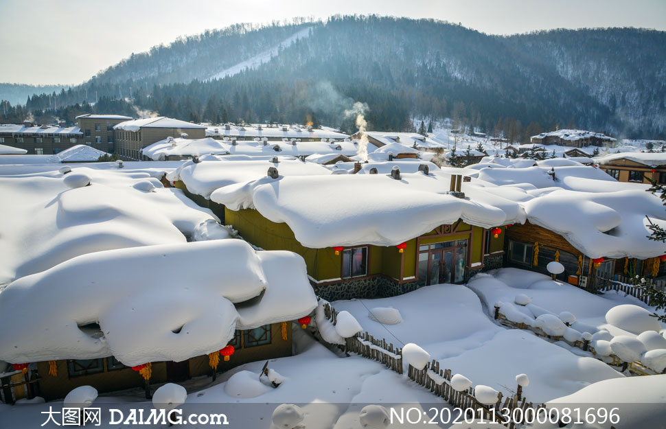 冬季村庄上的积雪高清摄影图片