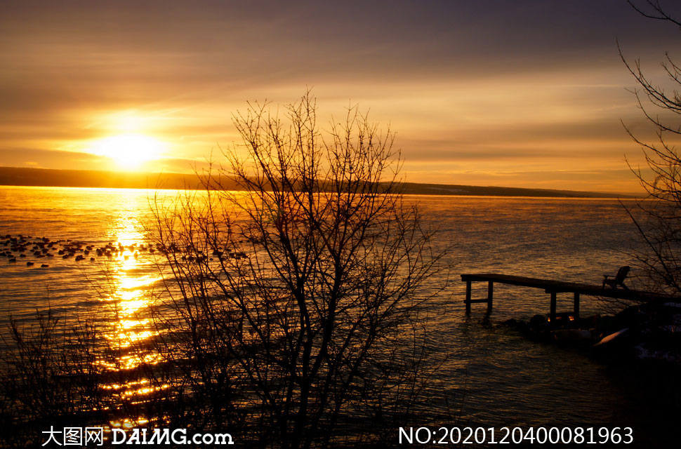 湖边美丽的夕阳景观摄影图片