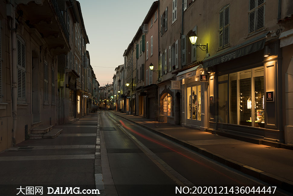 黄昏时空无一人的城市街道摄影原片