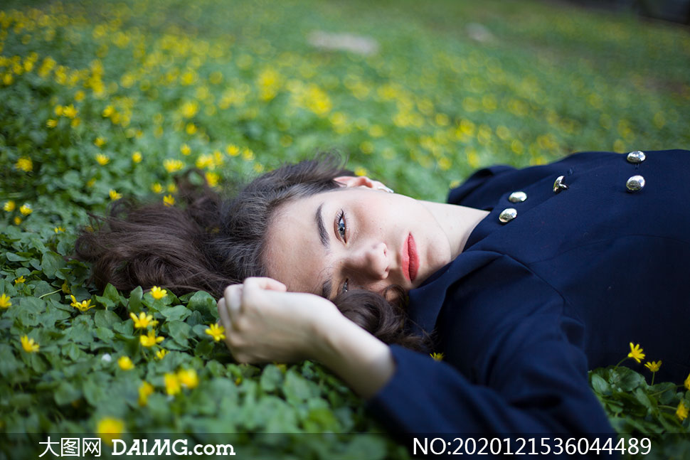 躺在草地上的美女模特人物摄影原片