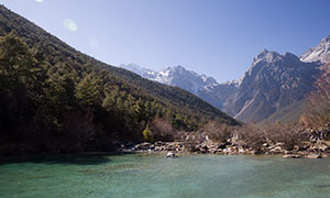 雪山湖水與山坡上的植被等攝影原片