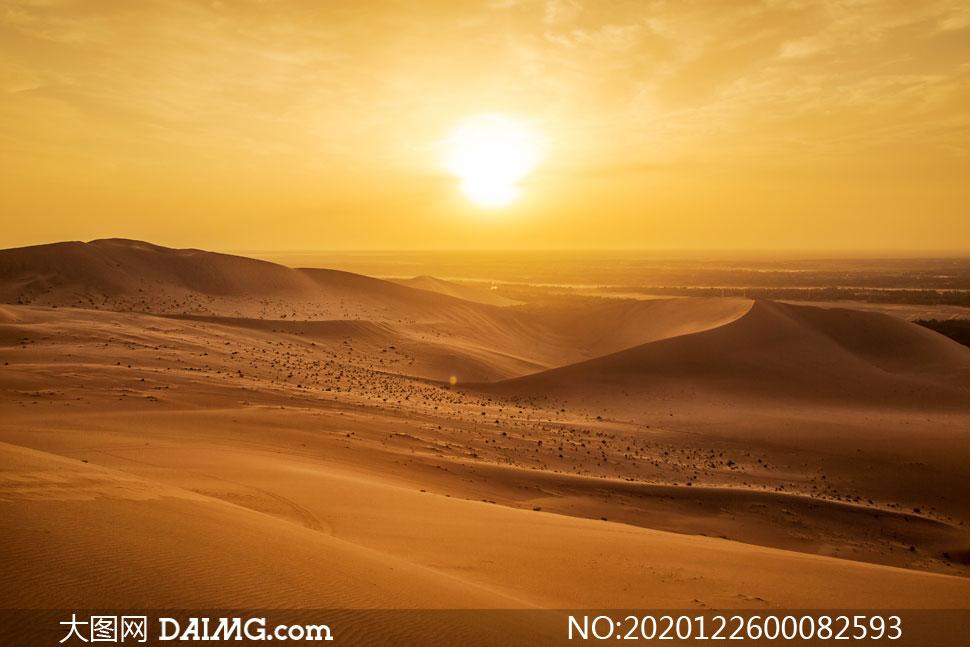 夕阳下的敦煌沙漠美丽风光摄影图片