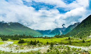 藍(lán)天白云下的山水湖泊美景攝影圖片