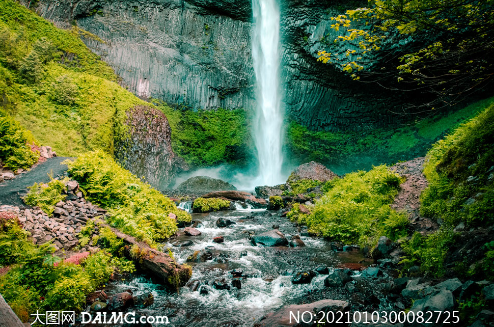 山中的小溪瀑布景观摄影图片