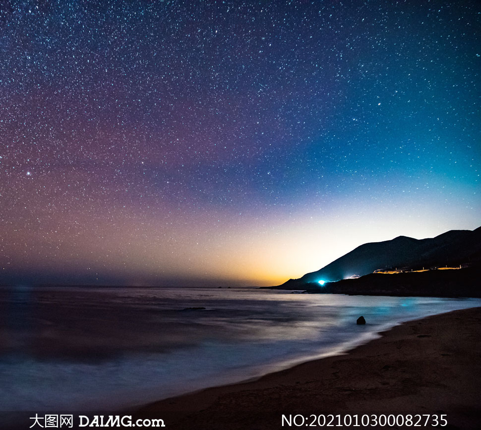 漫天繁星下的海边夜景摄影图片