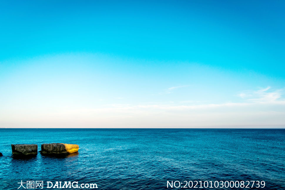 蓝天下浩瀚的海洋美景摄影图片