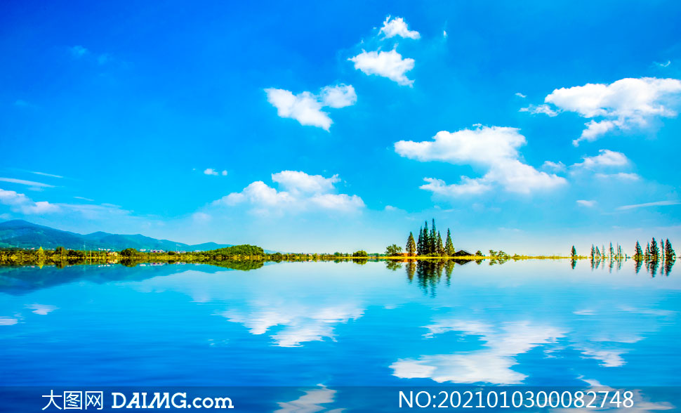蓝天白云下的湖中倒影美景摄影图片