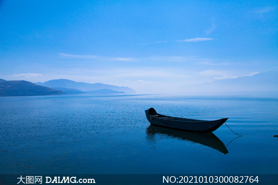 洱海上停泊的小舟摄影图片