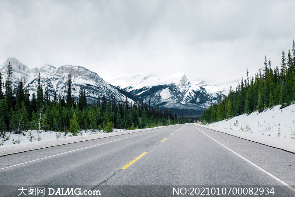 雪山下树林和公路景观摄影图片_大图网图片素材
