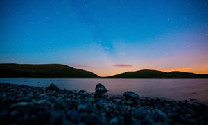 满天繁星下的湖泊美景摄影图片