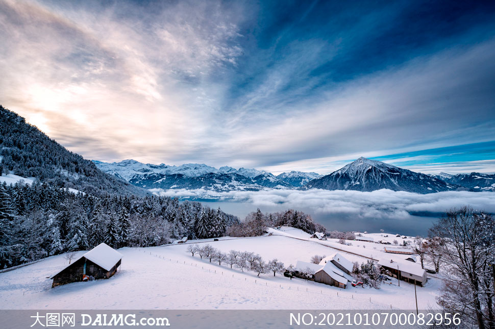 冬季湖泊中的小木屋雪景摄影图片         乌云下海边房屋美景摄影