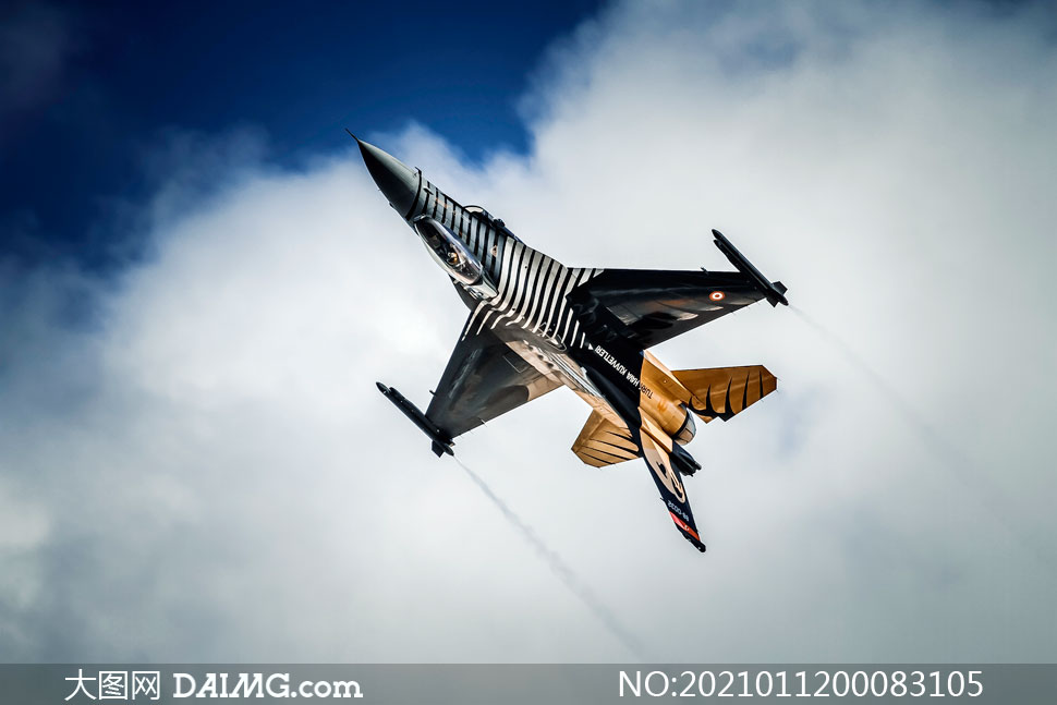天空中飞行的战斗机摄影图片
