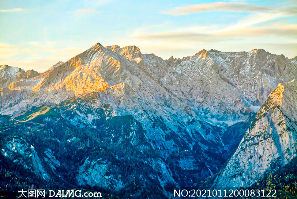 高清图片 自然风景 > 素材信息         蓝天白云下连绵的山峰摄影