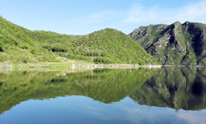 藍(lán)天下的山水湖泊高清攝影圖片