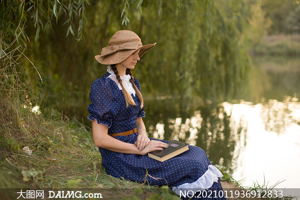 在河边坐着的复古装扮美女写真原片_大图网图片素材
