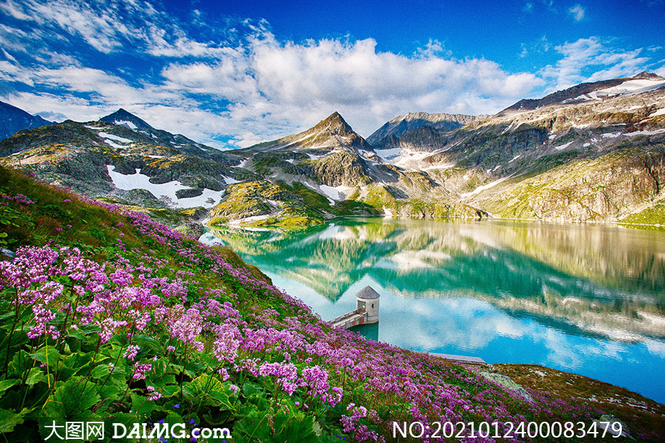 大山之中的美丽湖泊高清图片