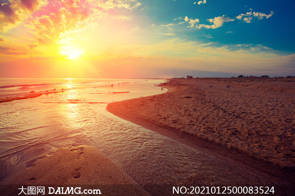 夕阳下的金色沙滩摄影图片_大图网图片素材