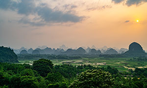 夕陽下的桂林山峰美景攝影圖片