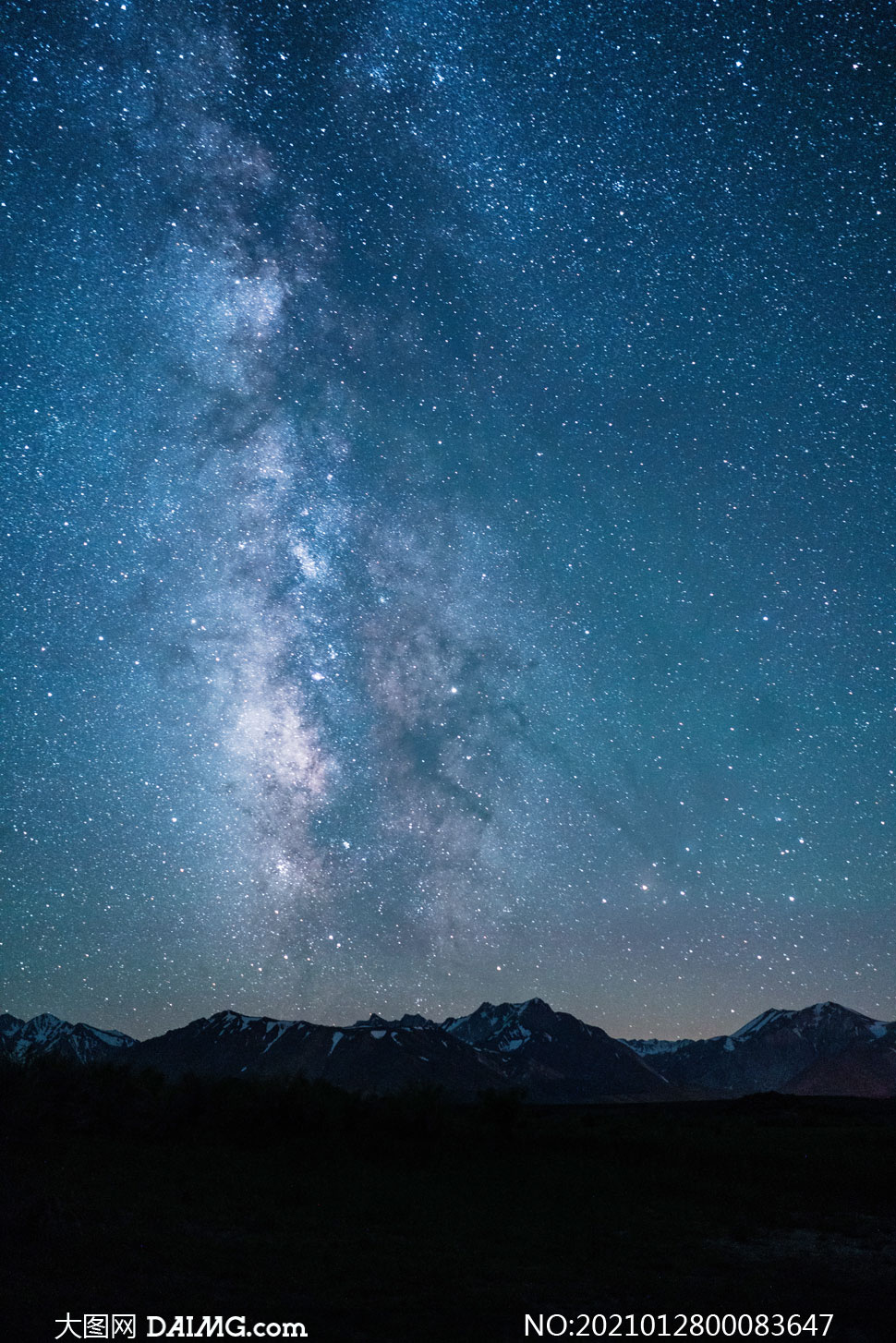 宇宙星空下的山峦摄影图片