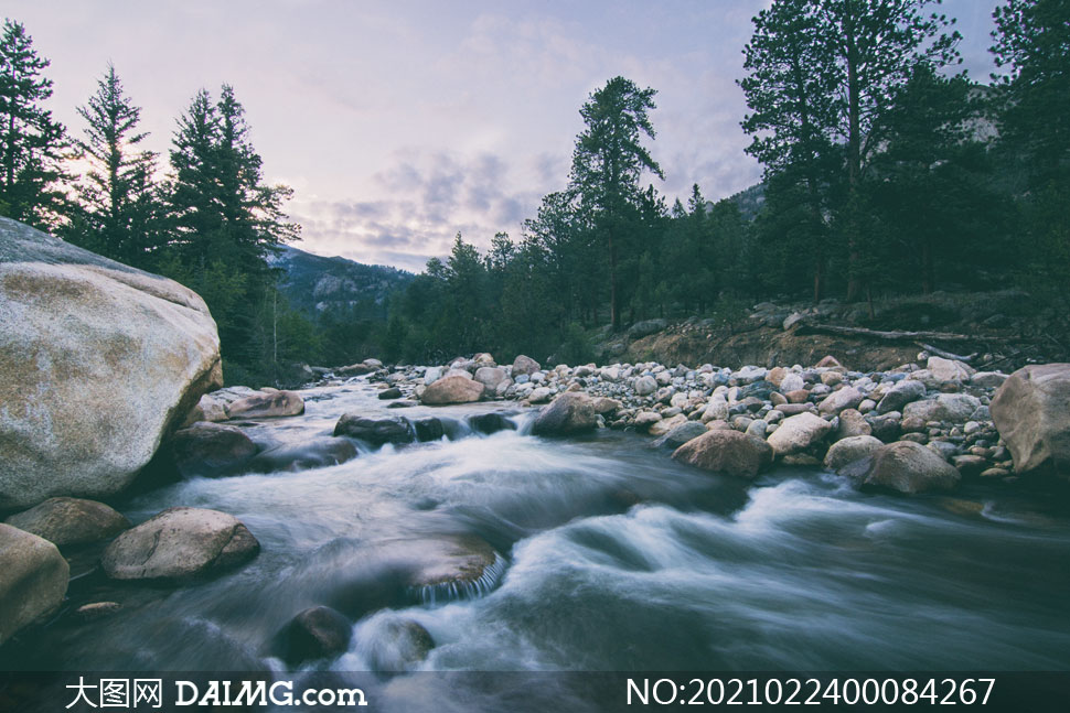 大山中的小溪流水和岩石摄影图片