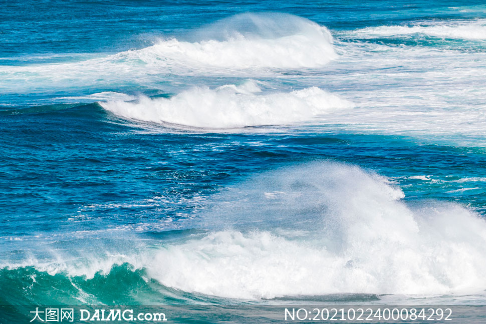 大海中卷起的海浪和浪花摄影图片