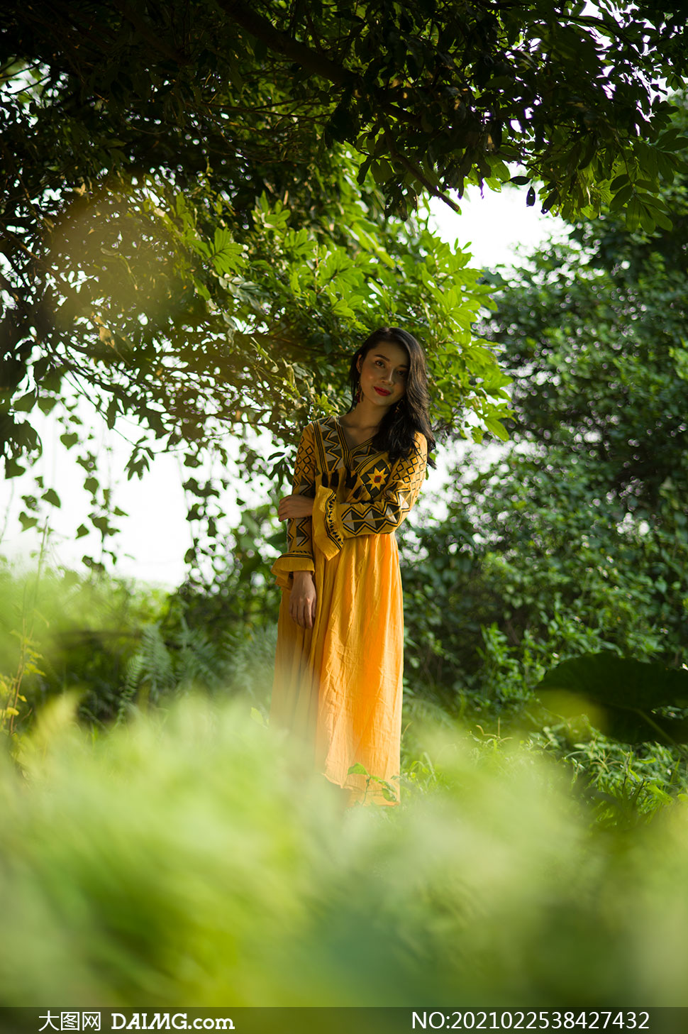 站在树下的黄裙子美女摄影原片素材