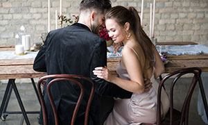 餐桌前的甜蜜情侶人物攝影原片素材